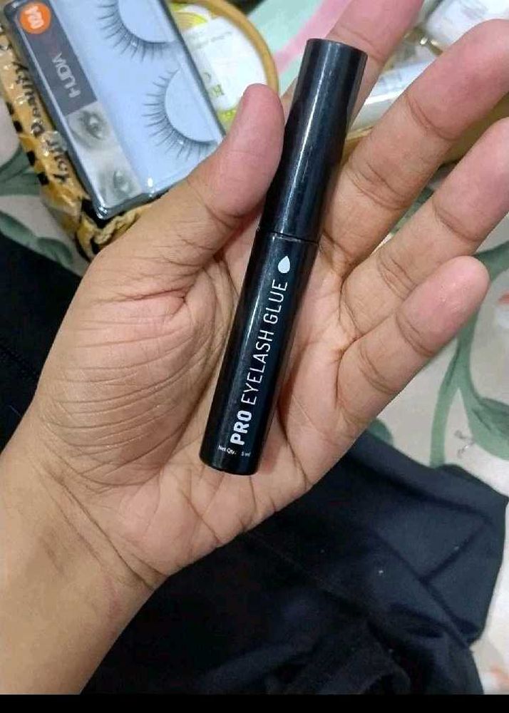 Swiss Beauty eyelash glue black in colour