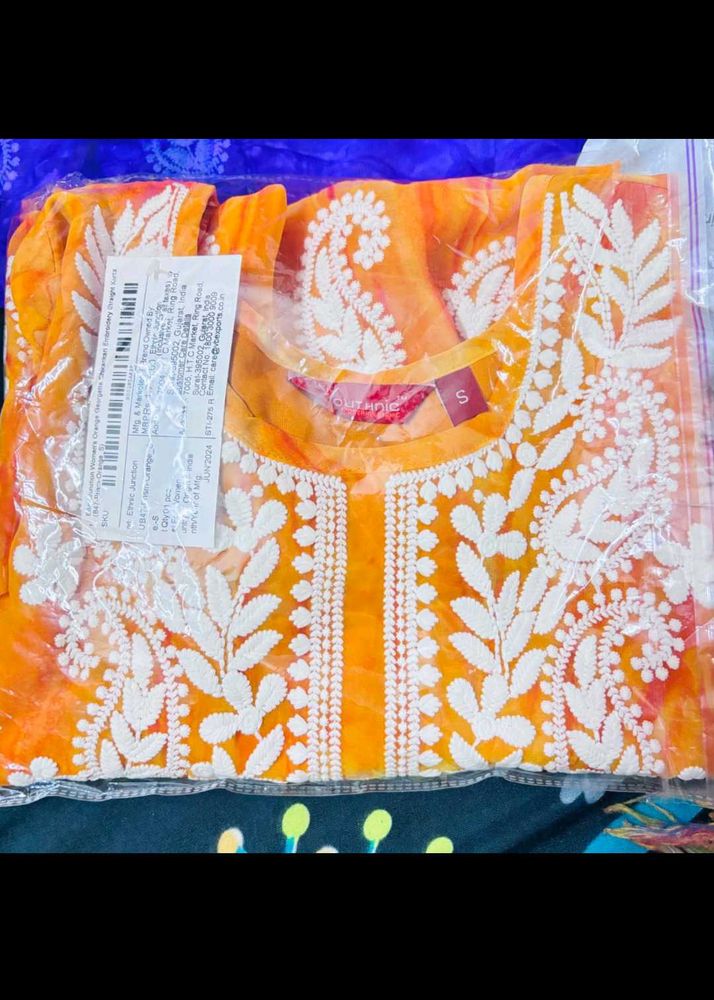 Chikannkari Embroidered Straight Kurta
