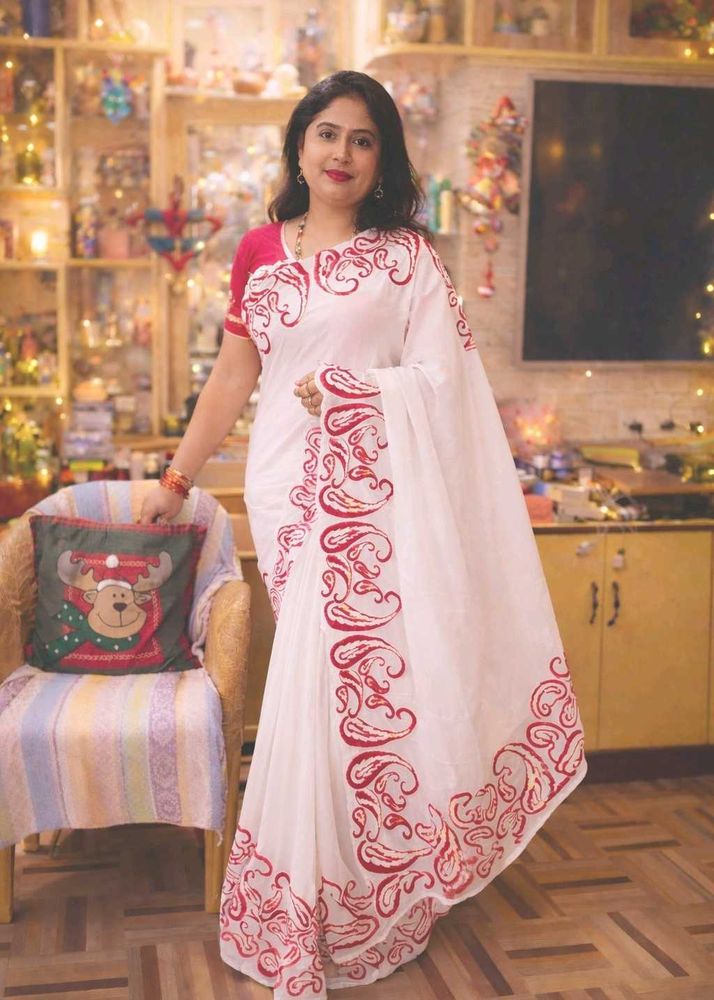 Elegant White Saree with Red Paisley Border Embroi