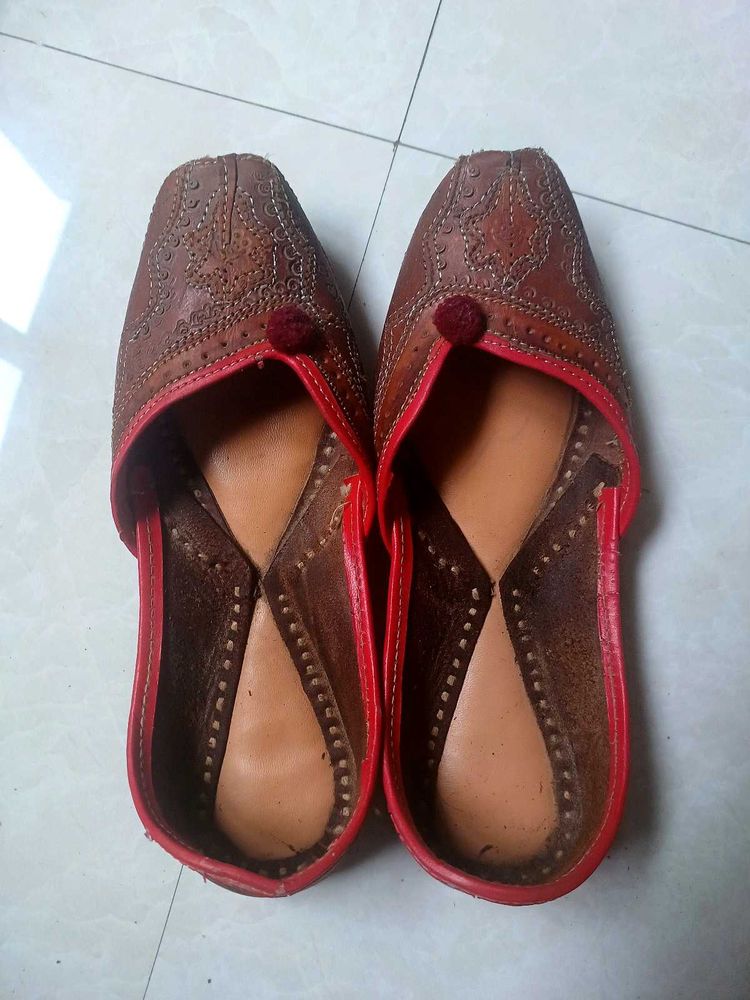 Handmade Brown Leather Juttis