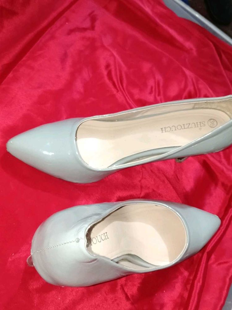 Stylish Grey Pointed Toe heels