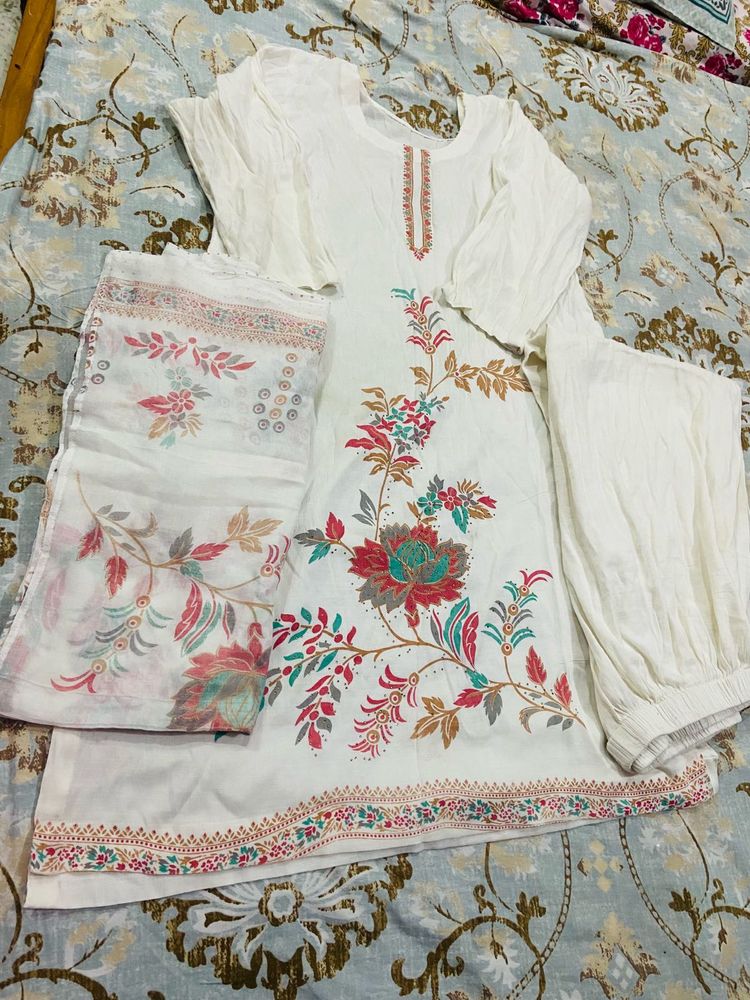 Elegant White Floral Embroidered Kurta Set