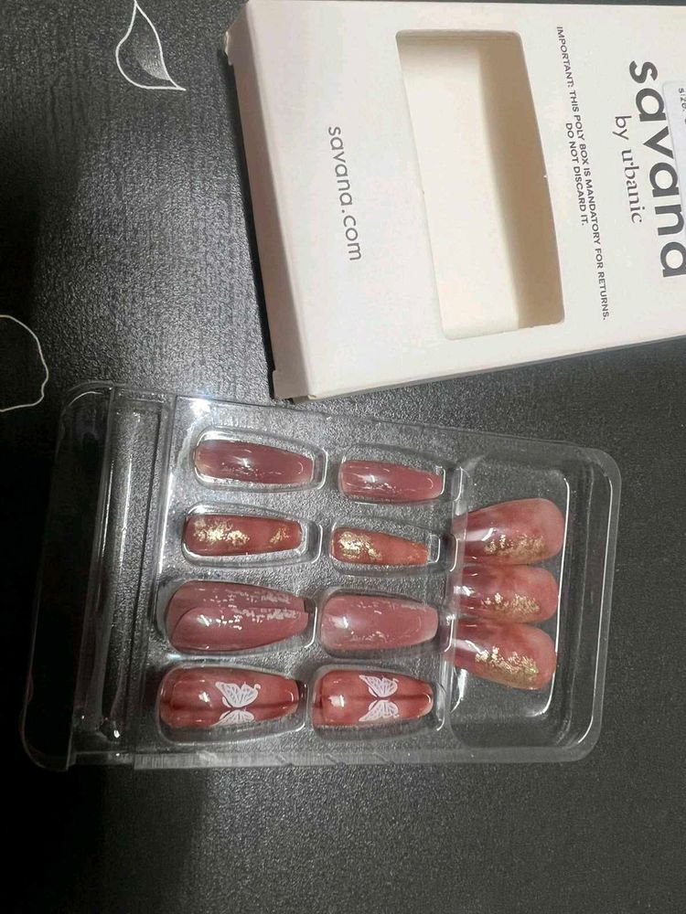 Savana press on Nails with freebies