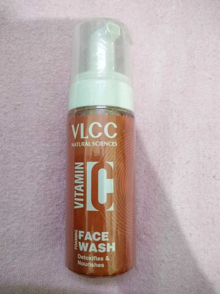 VLCC Vitamin C Face Wash
