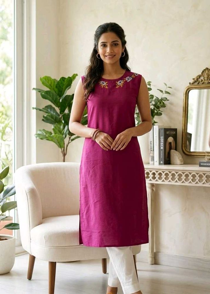 Elegant Sleeveless Kurta with Floral Embroidery