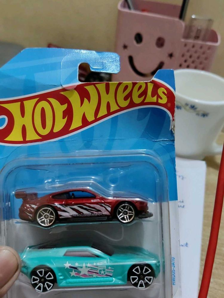 Red porche , gt runner, cyber truck green fellow