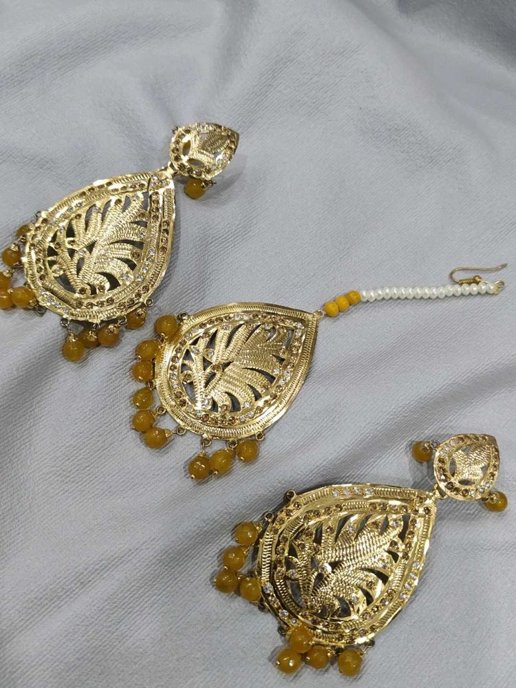 Gold Toned Maang Tikka &amp; Earrings Set