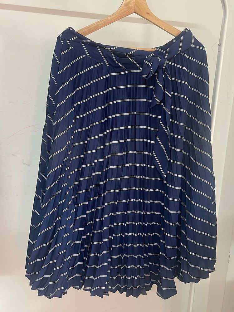 navy blue skirt