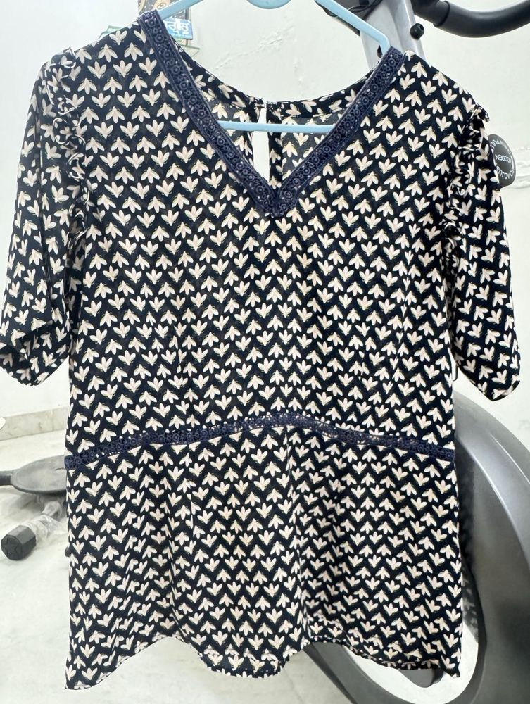 Chic Geometric Print V-Neck Top