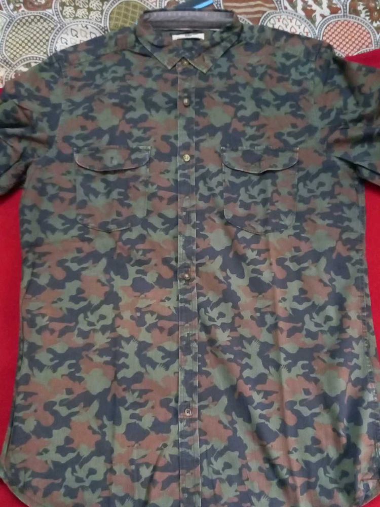 Men's Camouflage Button-Up Shirt chest pockets