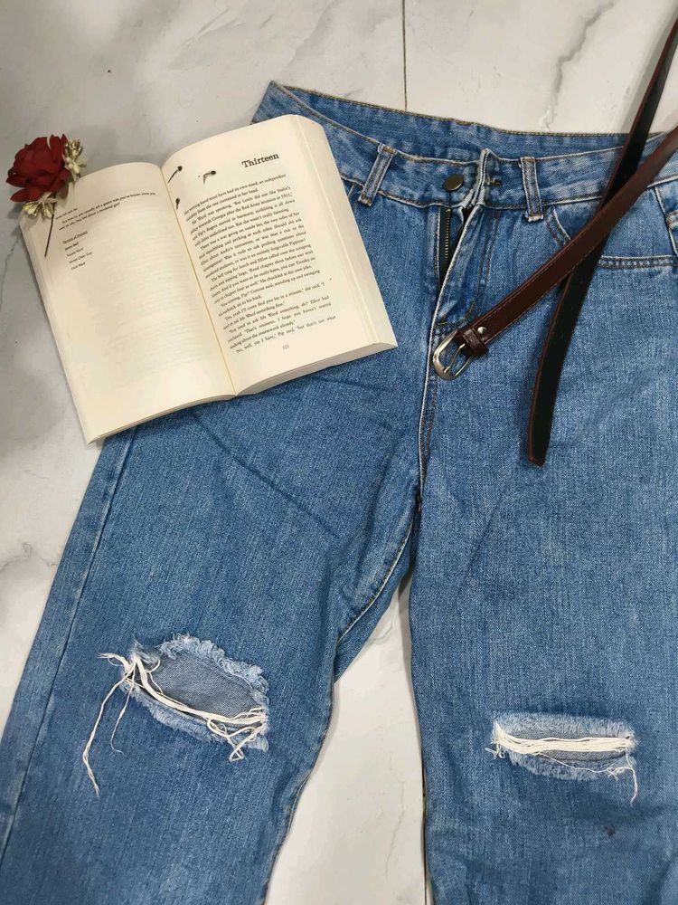 A beautiful Blue Torn jeans.