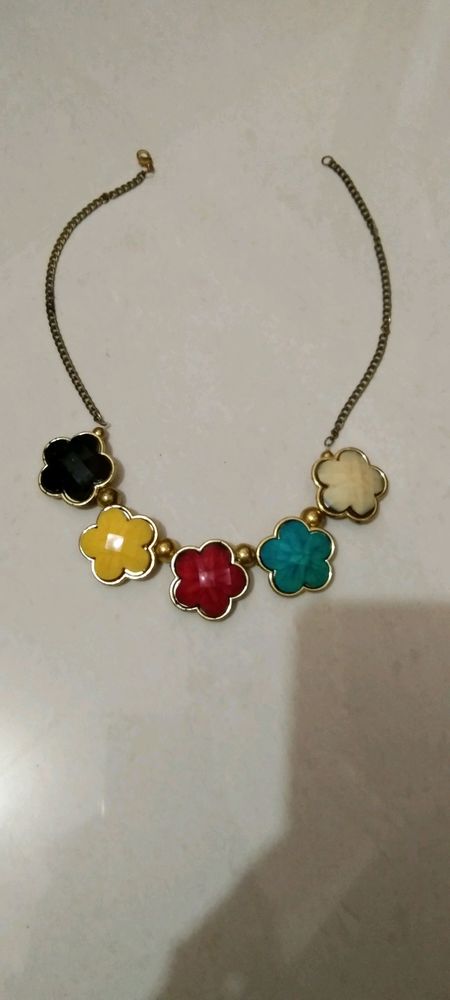 Multicolored neck piece