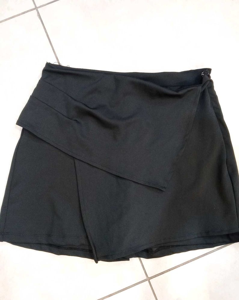 Stretchable black skorts