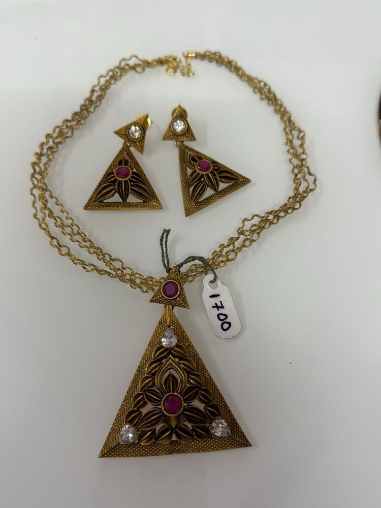 Vintage Gold Tone Necklace &amp; Earring Set