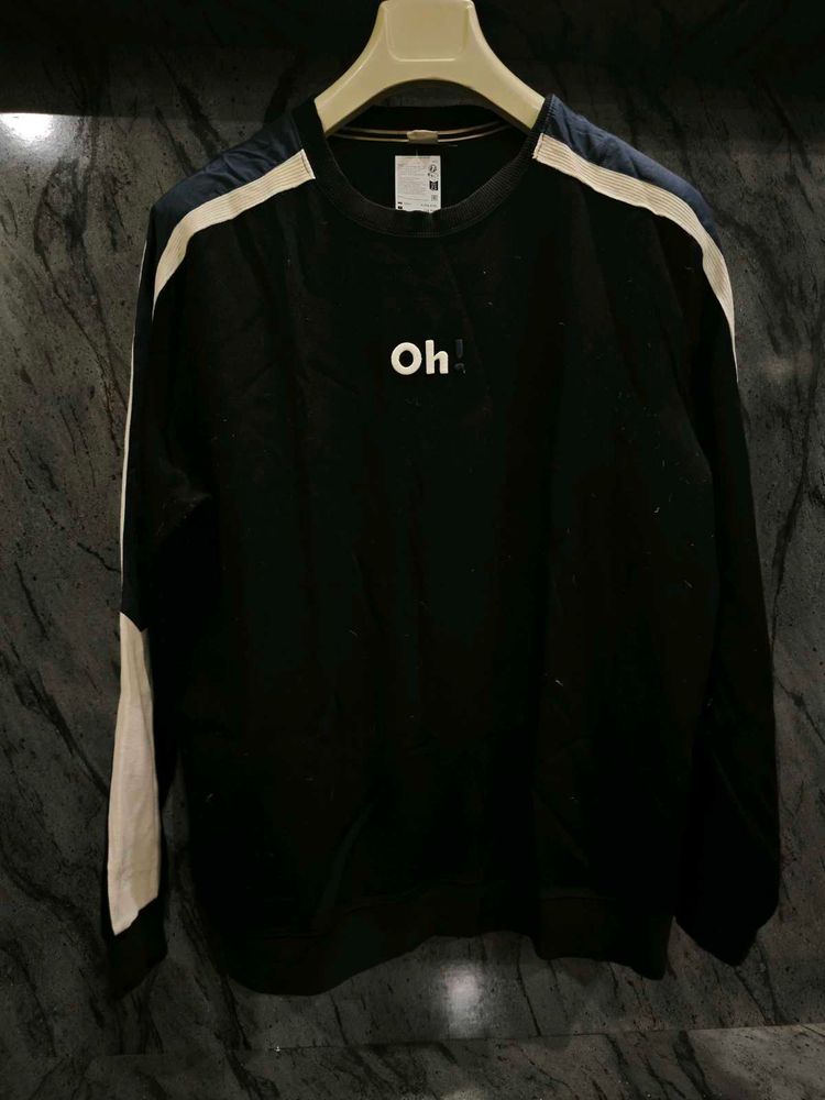 Black Crewneck Sweatshirt with "Oh" Graphic