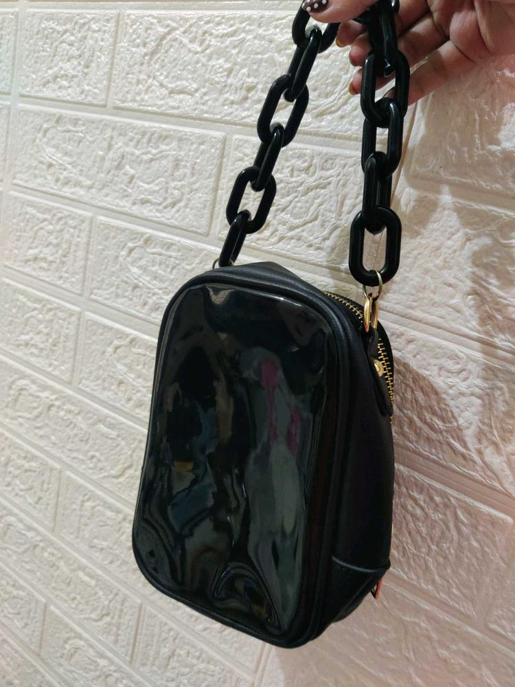 Chic Black Shoulder Bag with Chunky Chain