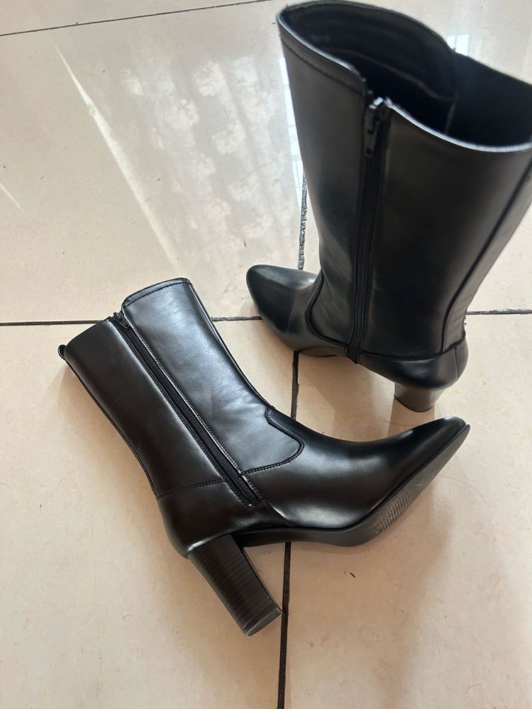 Chic Black Heeled Boots
