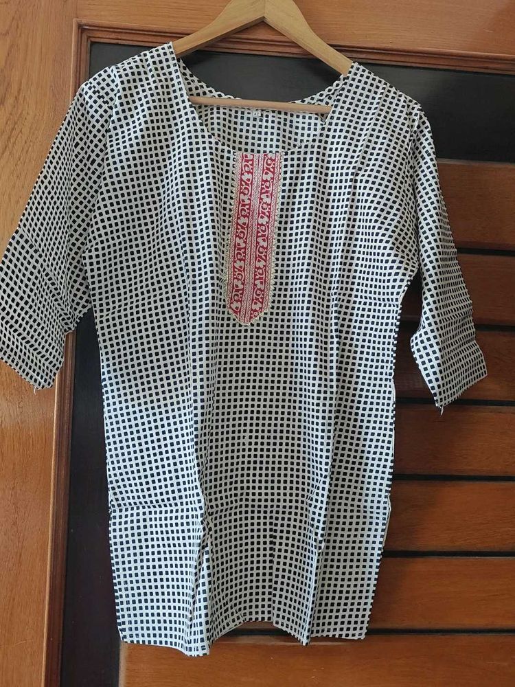Elegant Checked Kurta with Embroidery