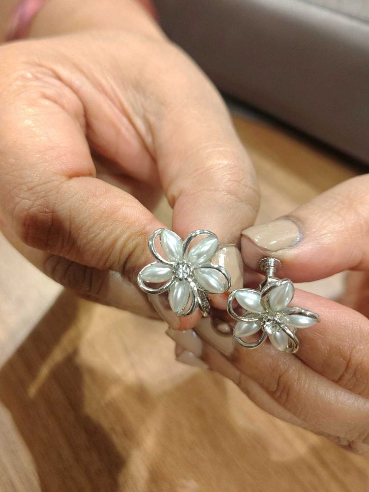 Charming Flower Pearl Stud Earrings