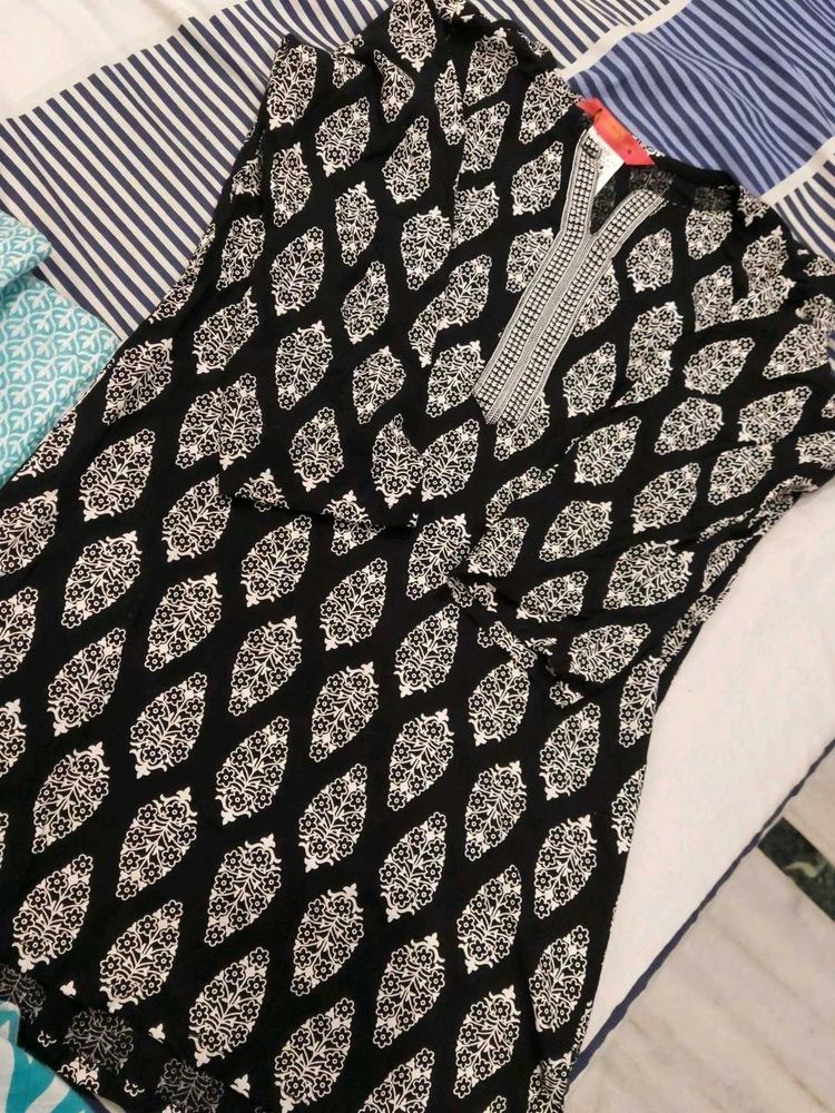 Girls Black And White Kurti