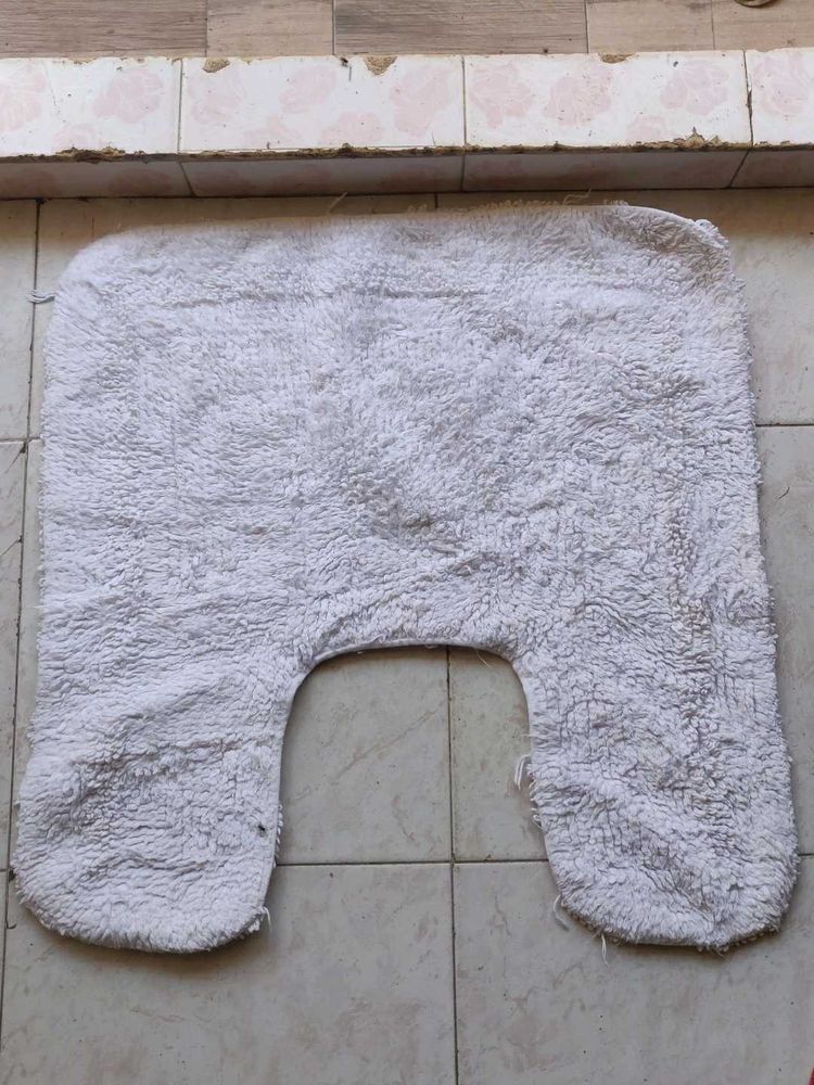 Plush U-Shaped Bath Mat