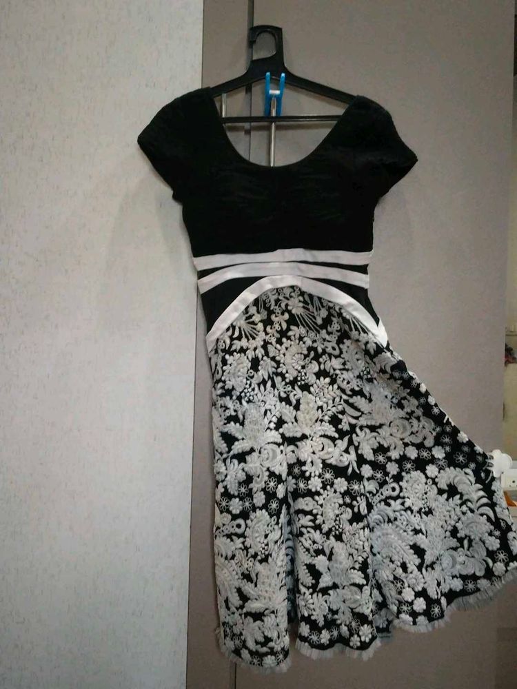 Elegant Black &amp; White Floral Dress (size 26)