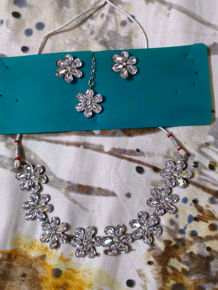 Stunning Flower Design Necklace Set