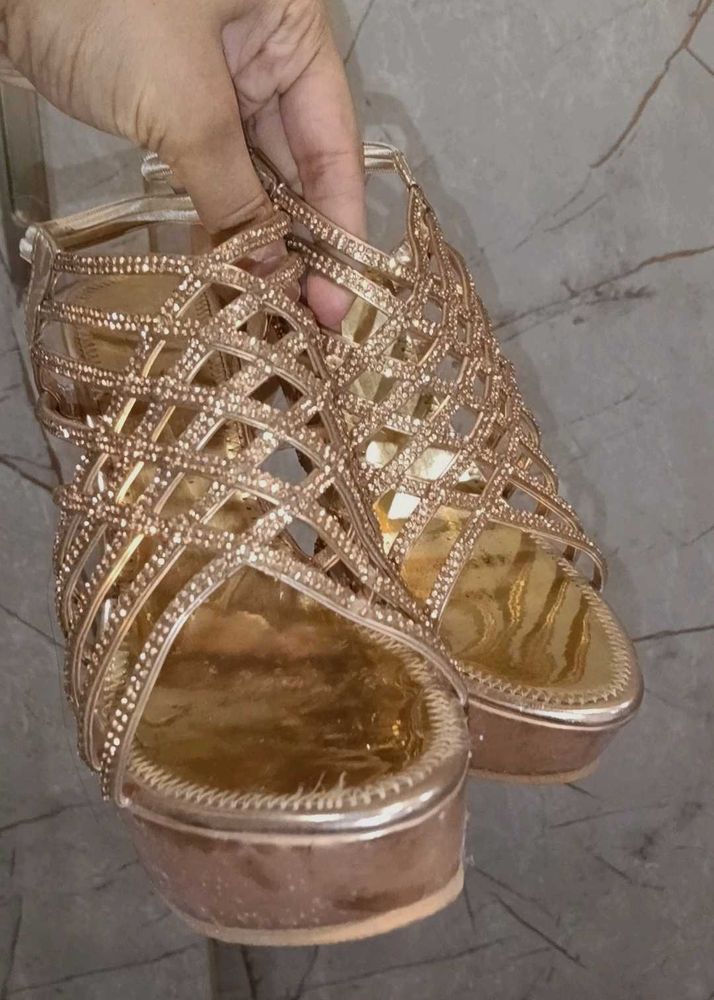 Sparkling Gold Heels 6in and size (6)