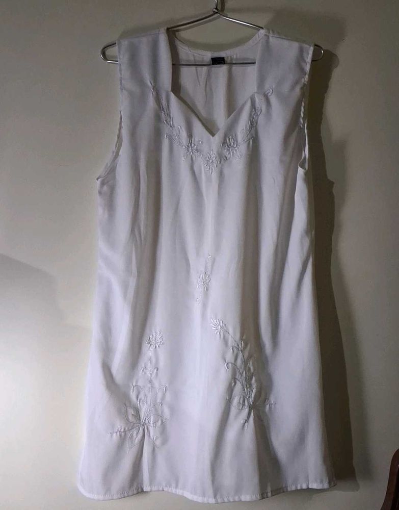 White Sleeveless short kurti