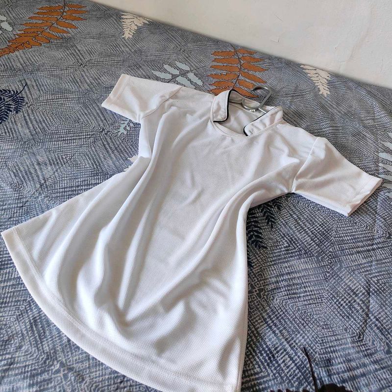 White casual tshirt