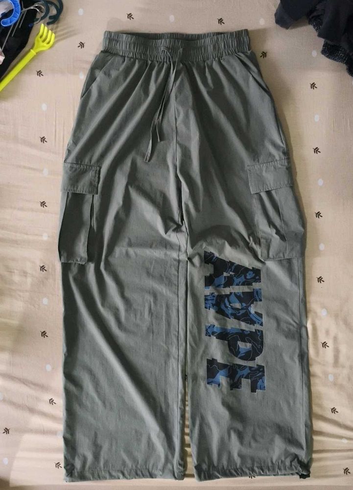 Stylish Cargo Pants with Logo Detail