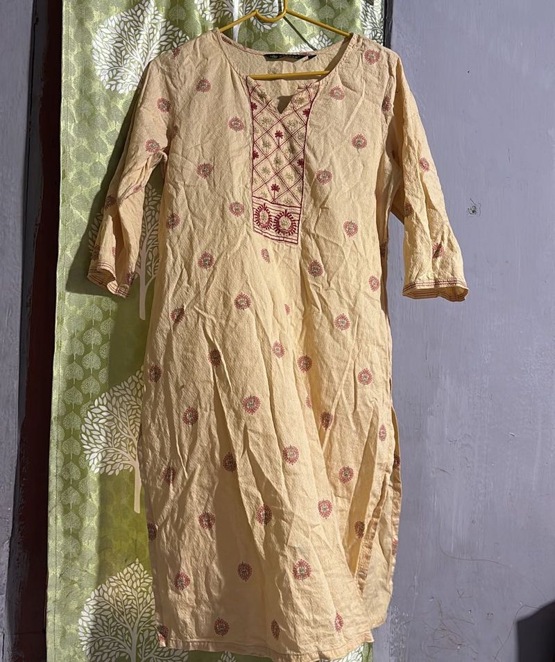 Avaasa Elegant Yellow Embroidered Kurta