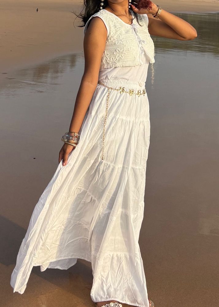 Chic White Cropped Vest Top
