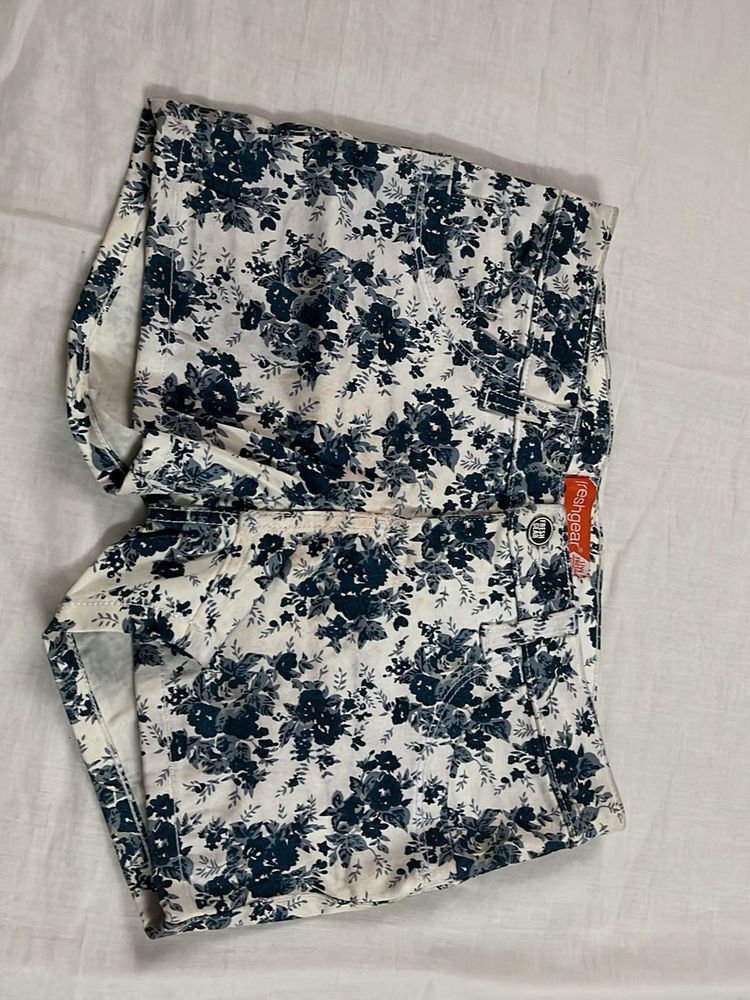 Freshgear Floral Printed Denim Shorts – Size 26