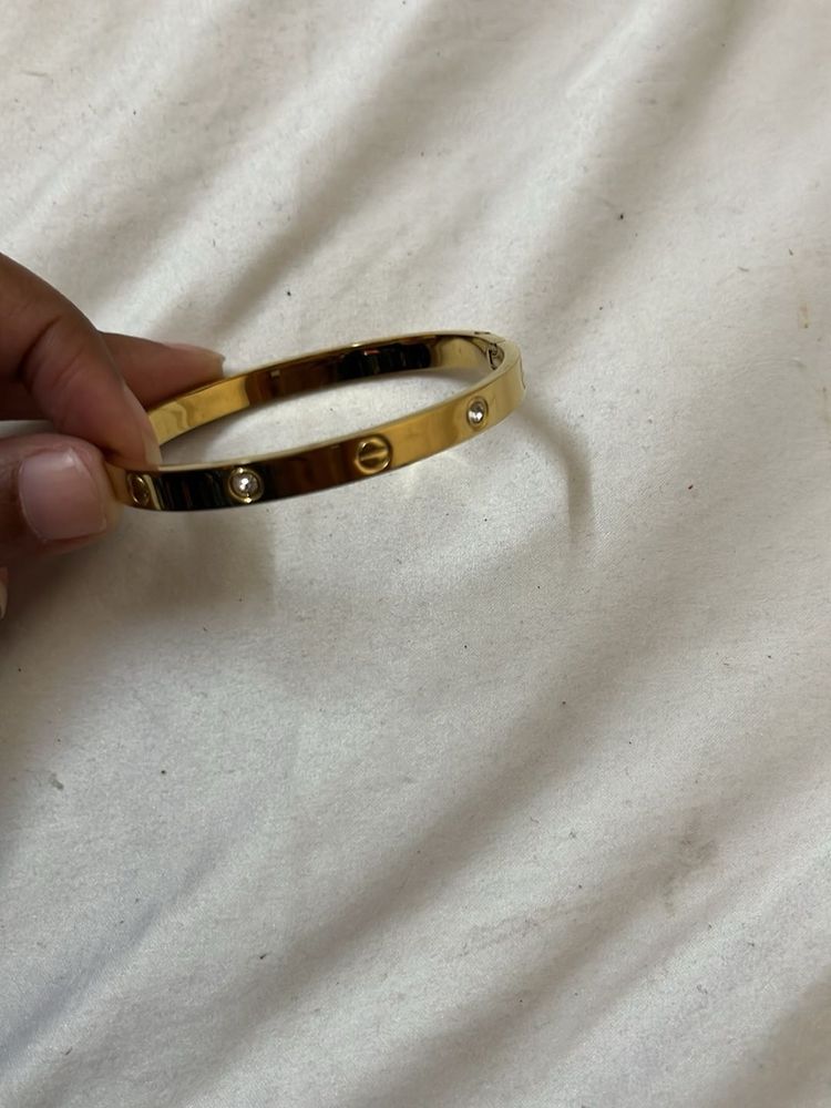 Elegant Gold Bangle with Crystals