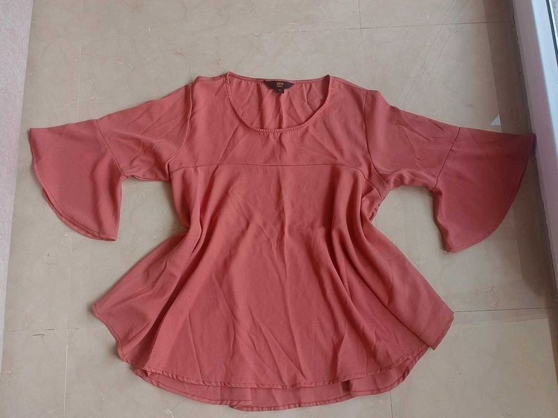 Pretty pink bell-sleeved top🩷