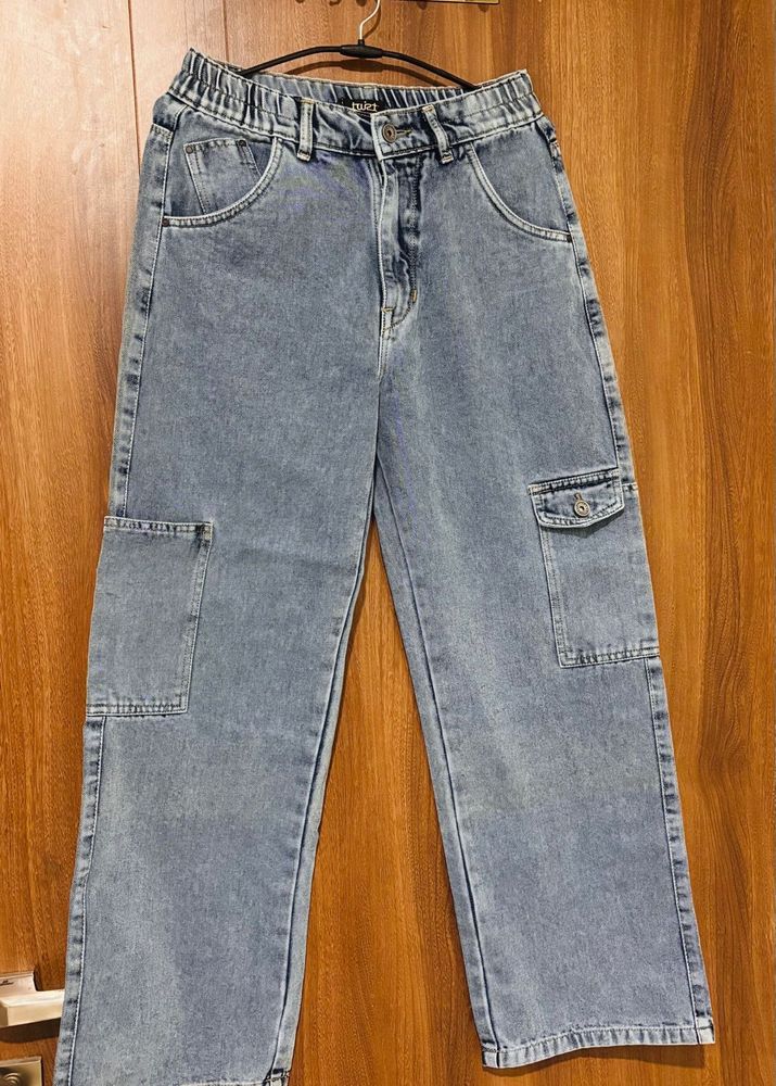 Trendy Light Wash Cargo Jeans