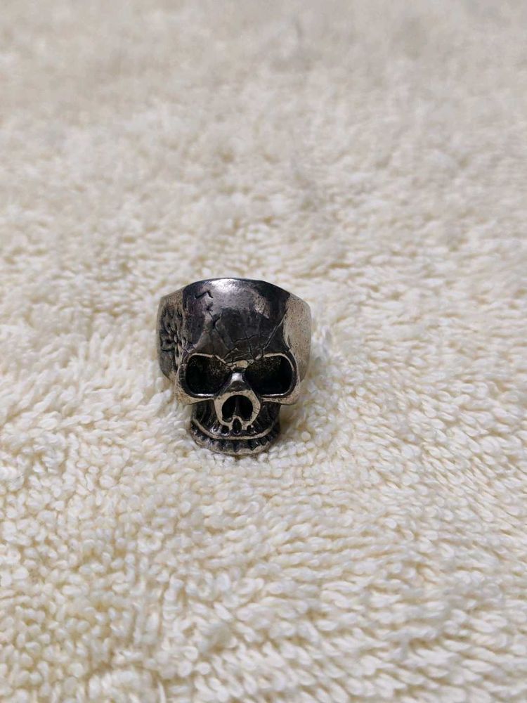 Edgy Skull Ring for a Bold Statement