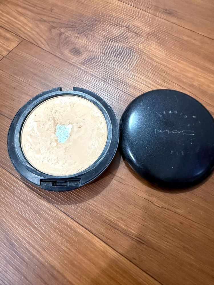 Mac Pressed Powder Compact foundation