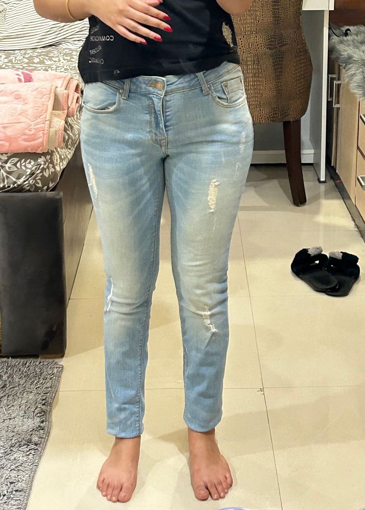 Light Distressed Denim Jeans (ripped)