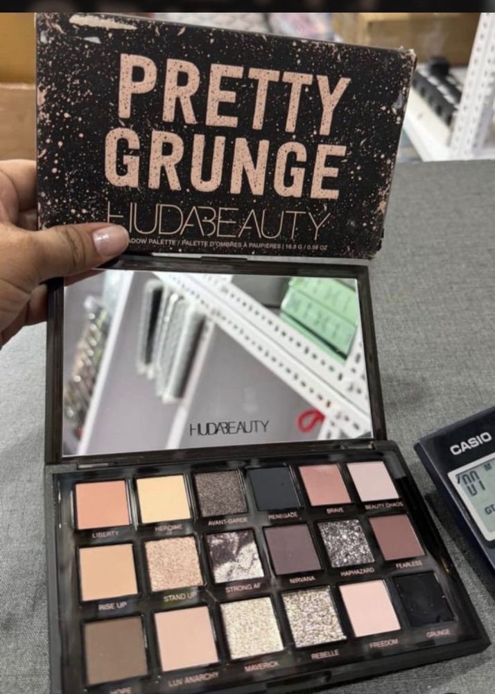 Huda Beauty Pretty Grunge Eyeshadow Palette