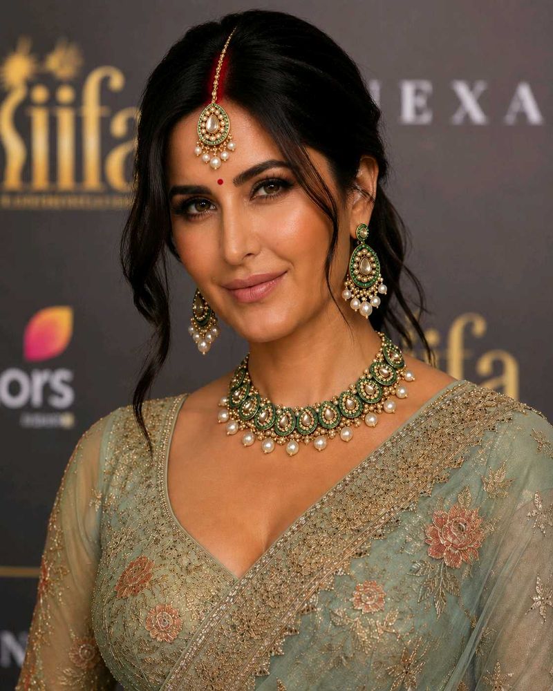 Exquisite Kundan &amp; Pearl Jewellery Set