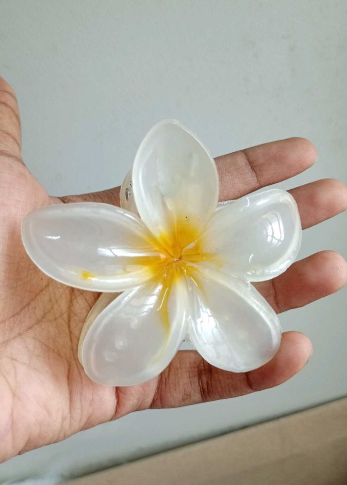 Flower claw clip