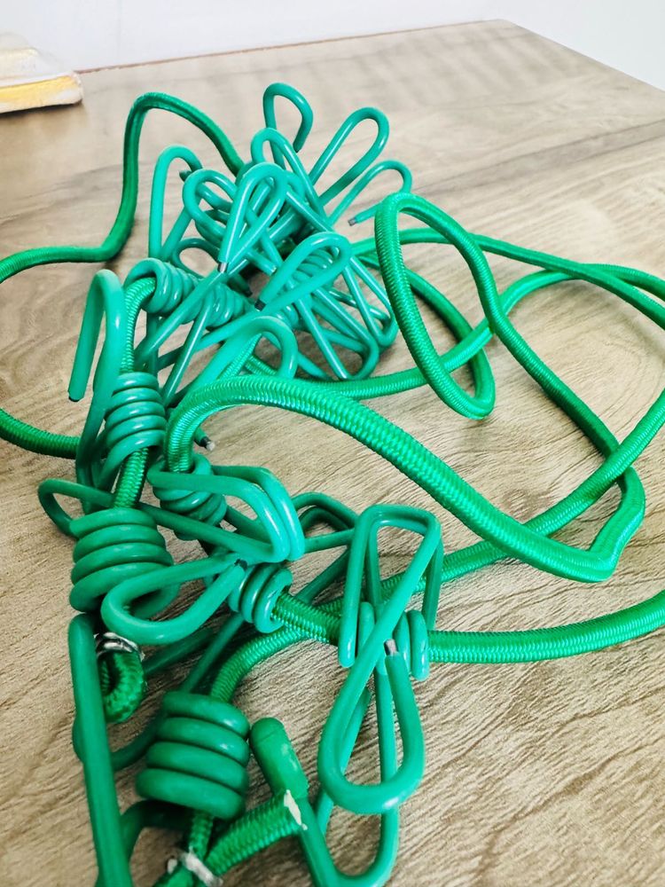 Elastic Clothline With 12 Clips