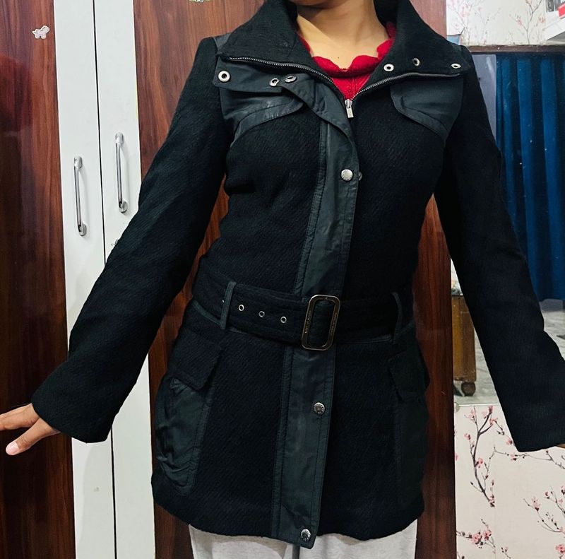 Sleek black winter coat 🧥