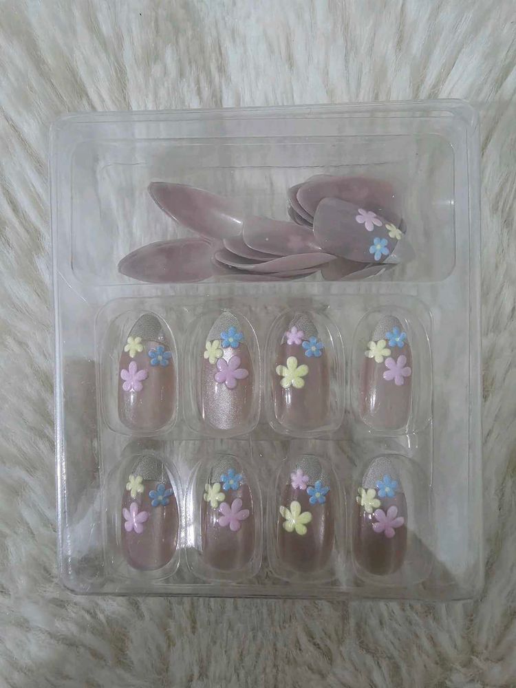 💅Press-On Nails with Floral Design💅