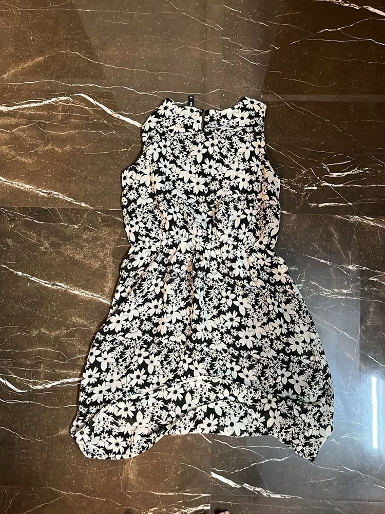 Chic Black &amp; White Floral Dress