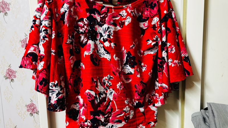 Chic Red Floral Print Bell Sleeve Top