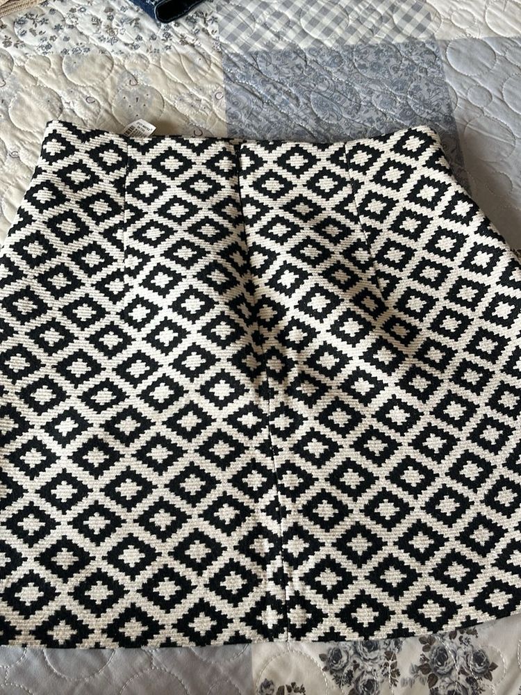 Monochromatic Diamond Pattern Skirt Eur S