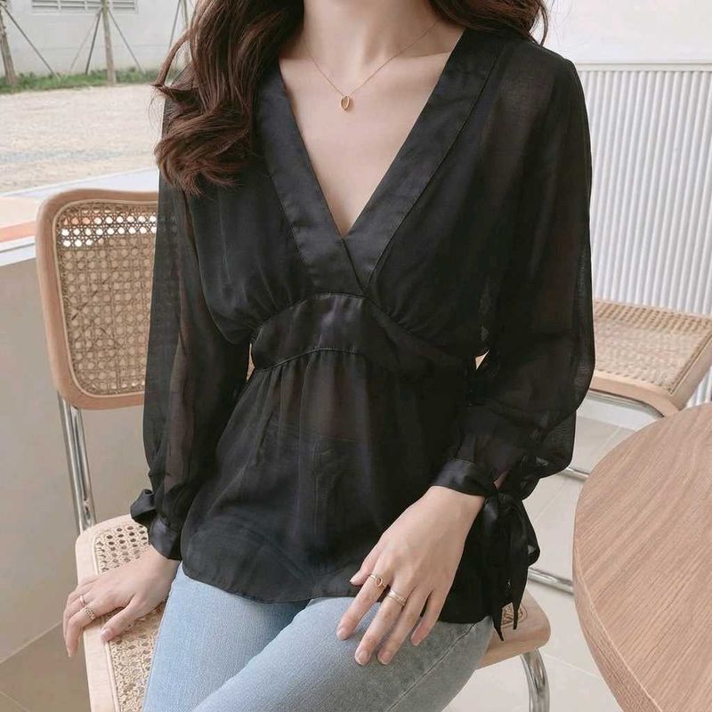 New with tag Chic Black V-Neck Long Sleeve Blouse